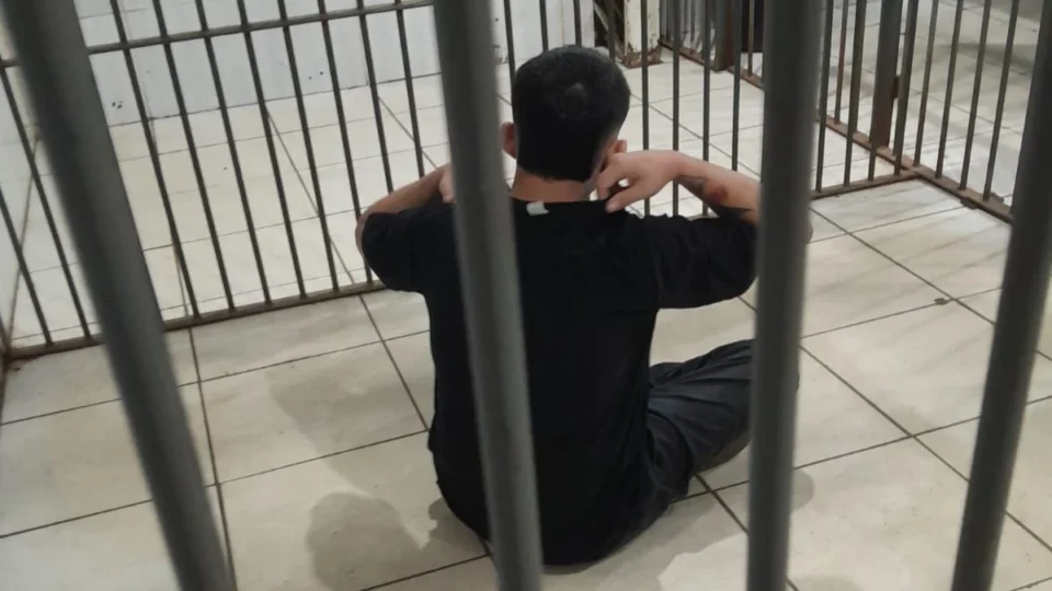 Homem invade banheiro feminino em concessionária e ataca funcionária