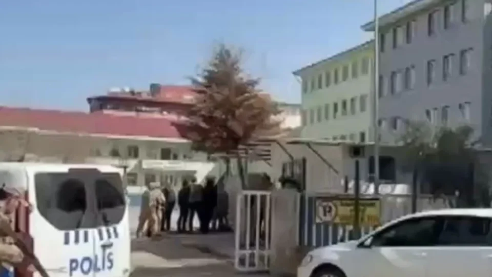 Ataque a tiros em escola técnica na Turquia deixa 16 feridos; atirador se mata