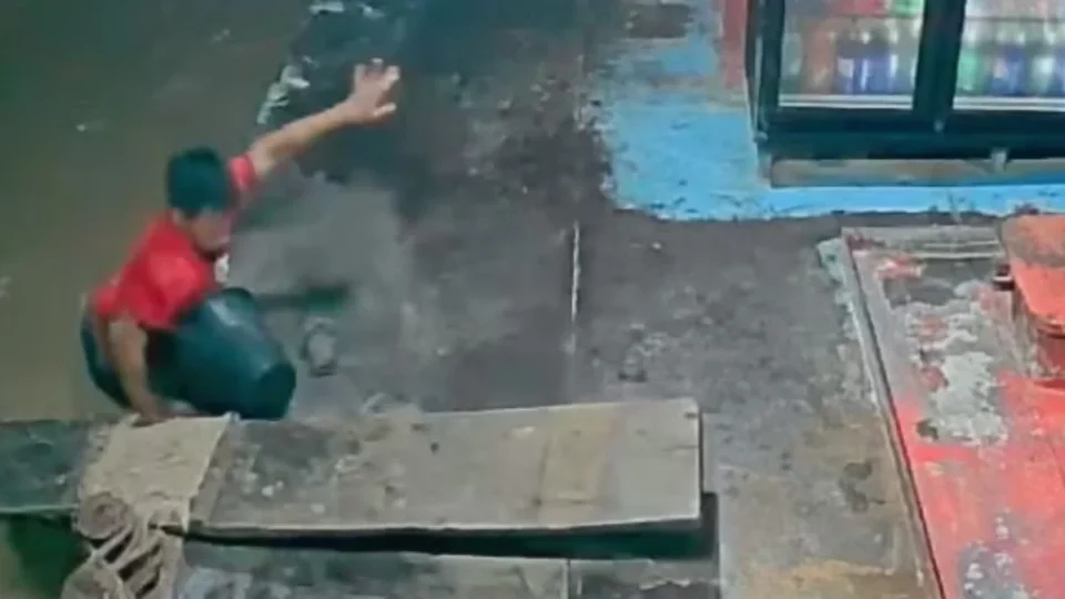 Vídeo: Adolescente indígena cai de ponte e desaparece em rio no Acre