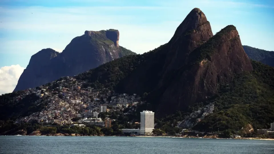 Operação contra facção da Bahia deixa 200 turistas presos no Morro Dois Irmãos