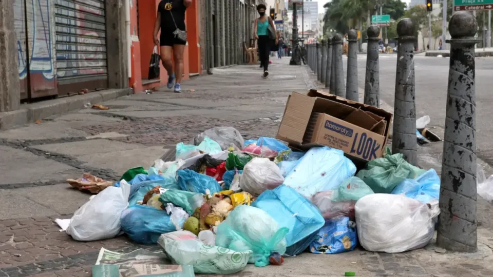 Câmara aprova multa pesada para quem jogar lixo na rua; valor pode chegar a R$ 160 mil