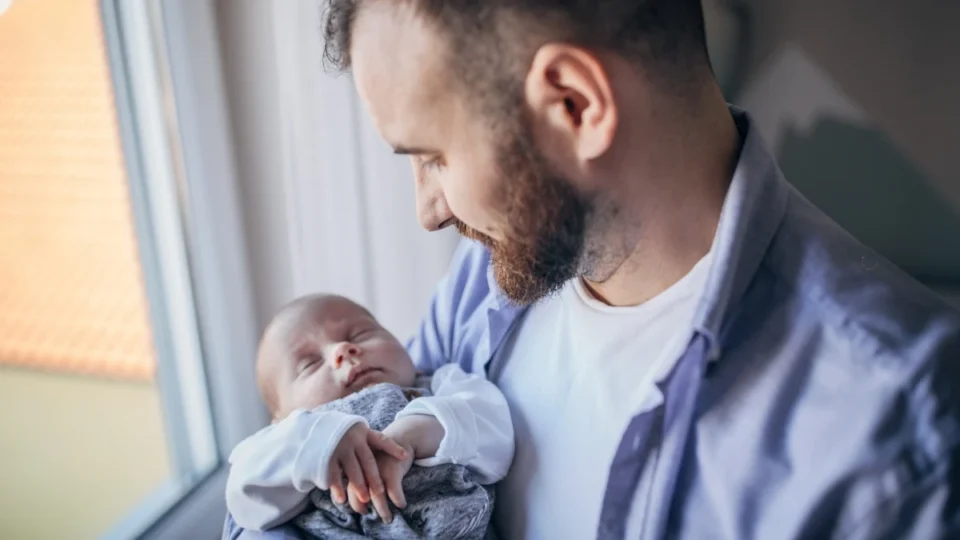 Nova lei amplia licença-paternidade no Brasil e começa a valer em 2027