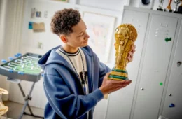 Lego lança ‘taça da Copa’ com craques do futebol; veja preço na pré-venda