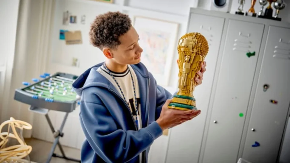 Lego lança ‘taça da Copa’ com craques do futebol; veja preço na pré-venda