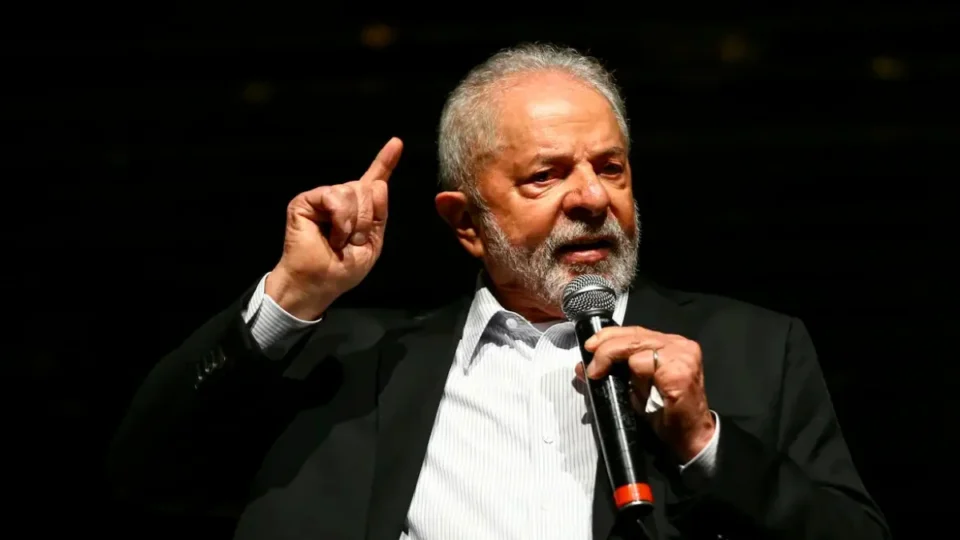 Lula ataca leilão de gás da Petrobras e promete rever operação