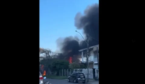 Queda de avião atinge restaurante no litoral do RS e deixa piloto morto