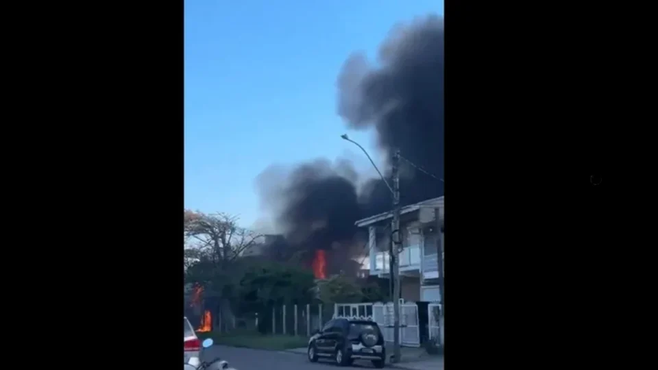 Queda de avião atinge restaurante no litoral do RS e deixa piloto morto