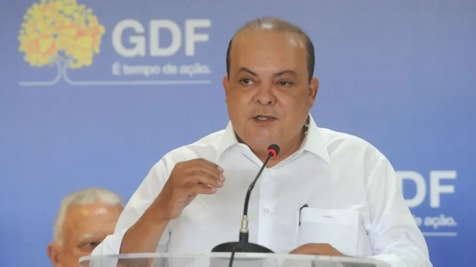 Mendonça flexibiliza convocação e permite ausência de Ibaneis Rocha na CPI