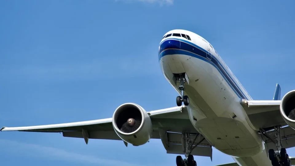 Governo estuda zerar impostos sobre querosene de aviação para segurar preço das passagens