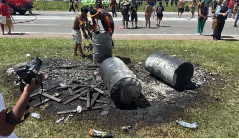 Fogo é registrado em marcha indígena na Esplanada e mobiliza bombeiros