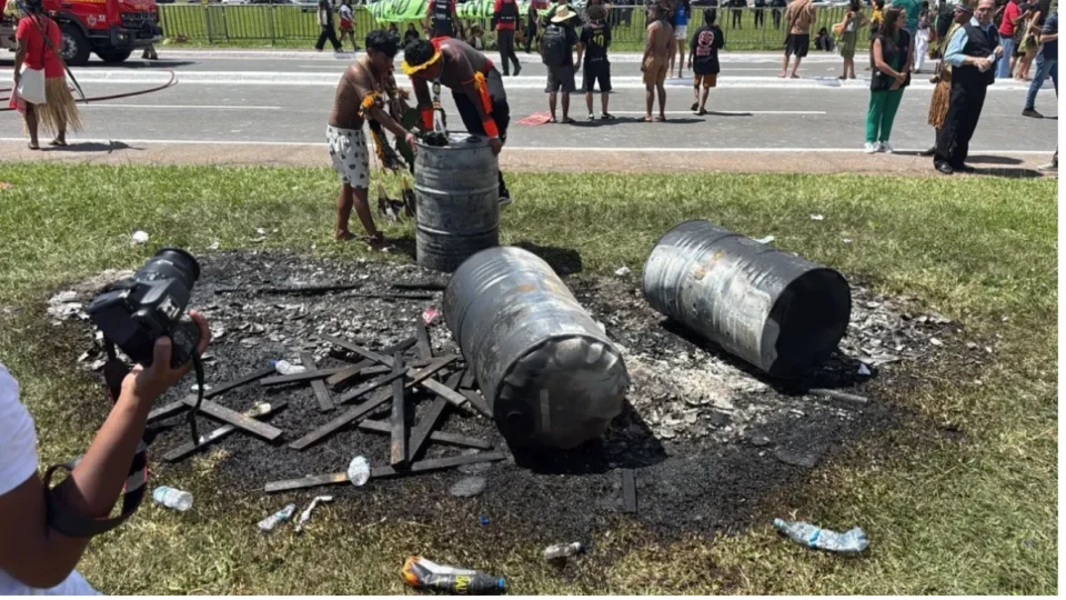 Fogo é registrado em marcha indígena na Esplanada e mobiliza bombeiros