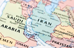 Estreito de Ormuz volta a ter grande circulação após cessar-fogo entre EUA e Irã