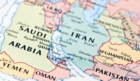 Estreito de Ormuz volta a ter grande circulação após cessar-fogo entre EUA e Irã