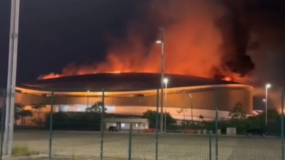 Incêndio atinge cobertura do Velódromo do Parque Olímpico no Rio