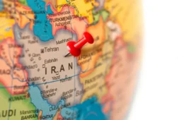 Irã fecha novamente o Estreito de Ormuz e eleva tensão com Israel