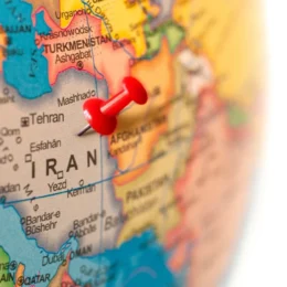 Irã fecha novamente o Estreito de Ormuz e eleva tensão com Israel