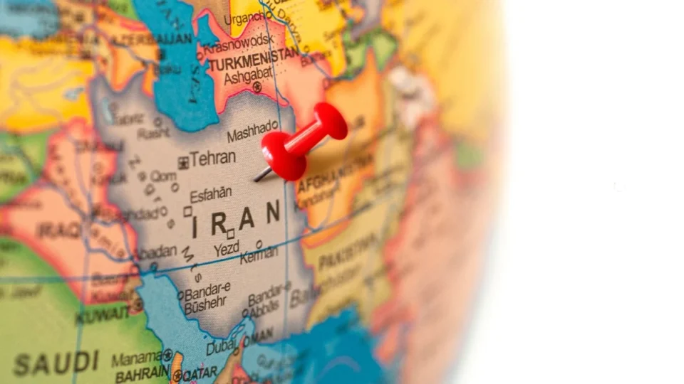 Irã fecha novamente o Estreito de Ormuz e eleva tensão com Israel