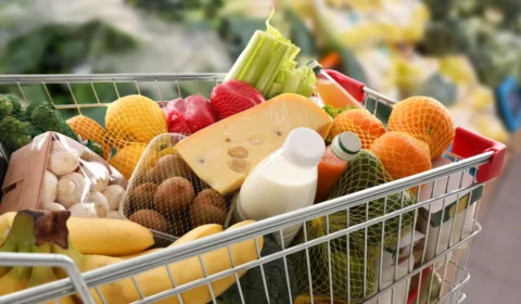 Preço dos alimentos dispara em março e pressiona inflação no Brasil