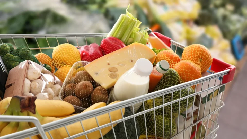 Preço dos alimentos dispara em março e pressiona inflação no Brasil