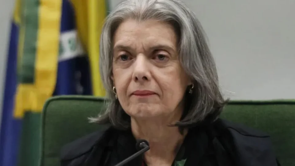 Sob ataques, Cármen Lúcia afirma que familiares pedem sua saída do STF
