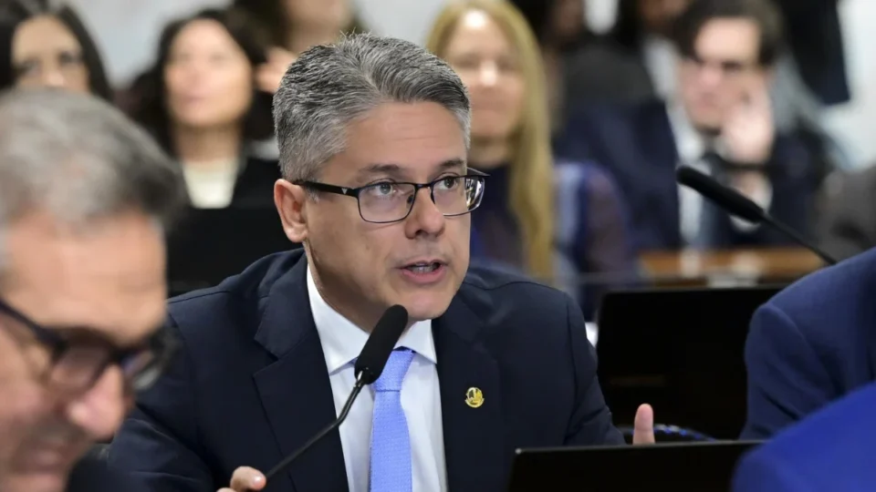 Após mirar ministros, Alessandro Vieira enfrenta reação no STF; entenda