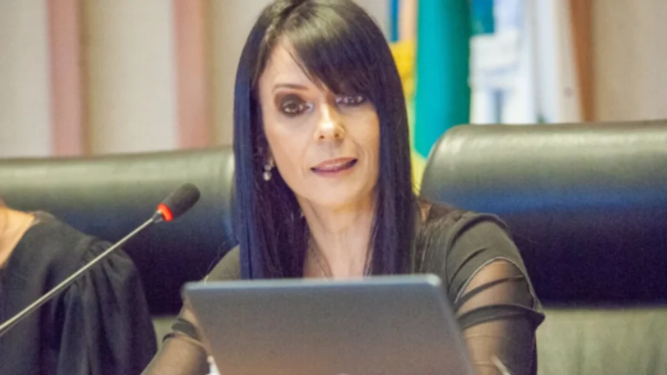 Condenada por tentativa de golpe, ex-delegada da PF tem prisão domiciliar mantida