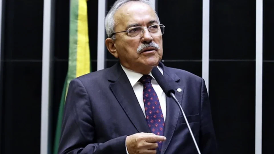Foto nua de ex-deputado vaza por engano e repercute nas redes