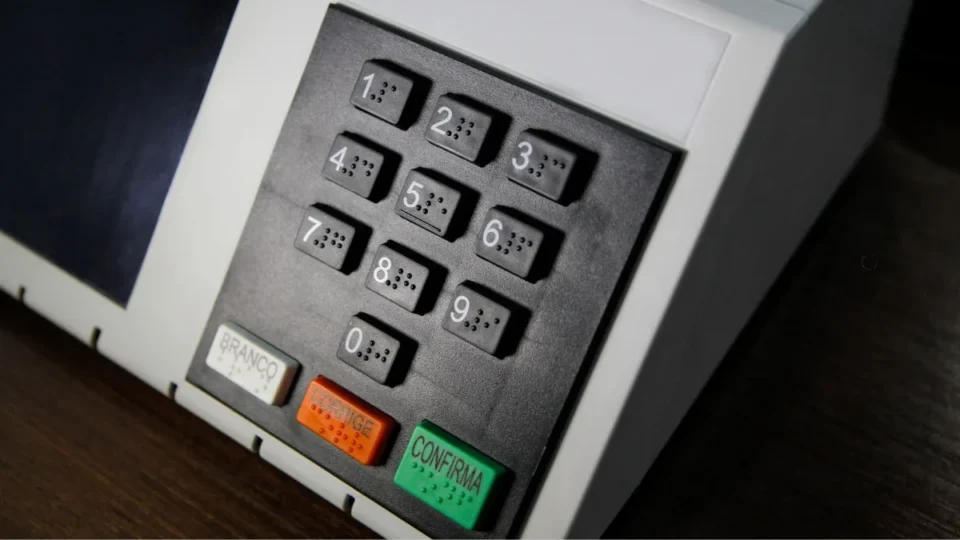 Renúncia em massa: governadores e prefeitos deixam cargos para disputar eleições de 2026