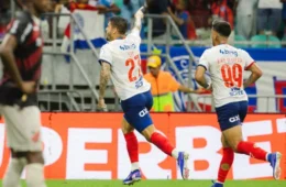 Com brilho de Everaldo, Bahia domina Athletico e triunfa na Arena Fonte Nova