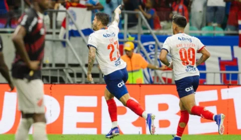 Com brilho de Everaldo, Bahia domina Athletico e triunfa na Arena Fonte Nova