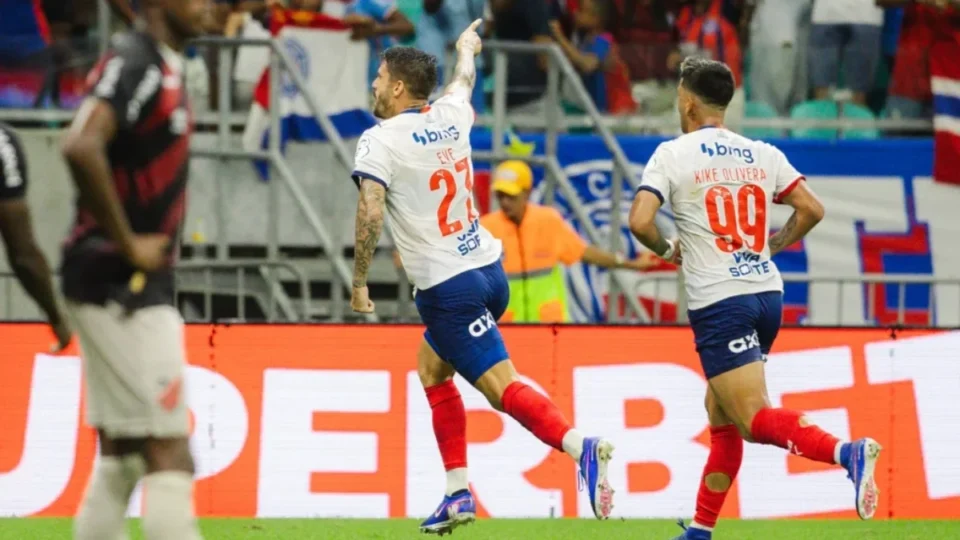 Com brilho de Everaldo, Bahia domina Athletico e triunfa na Arena Fonte Nova