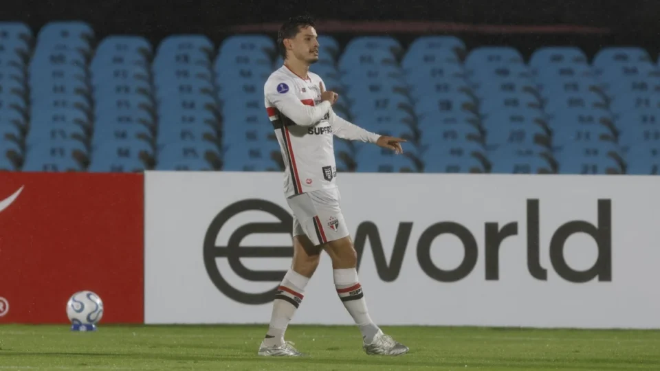 São Paulo supera chuva e retranca uruguaia para estrear com vitória na Sul-Americana