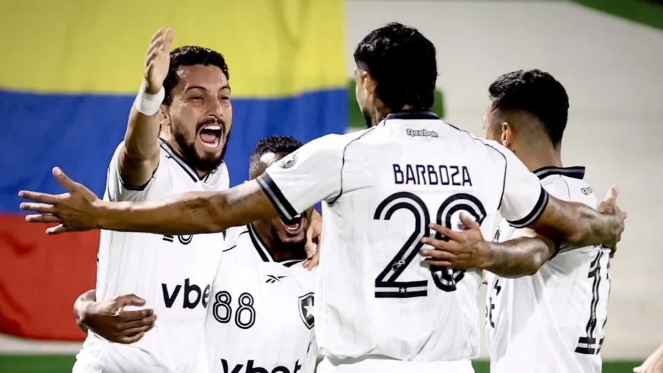 Botafogo atropela a Chapecoense fora de casa e consolida força no G-4