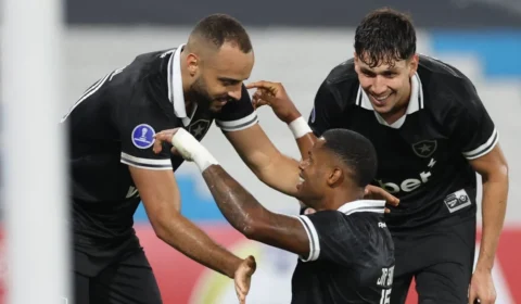 Botafogo vence o Racing na Argentina com gol nos acréscimos e assume liderança