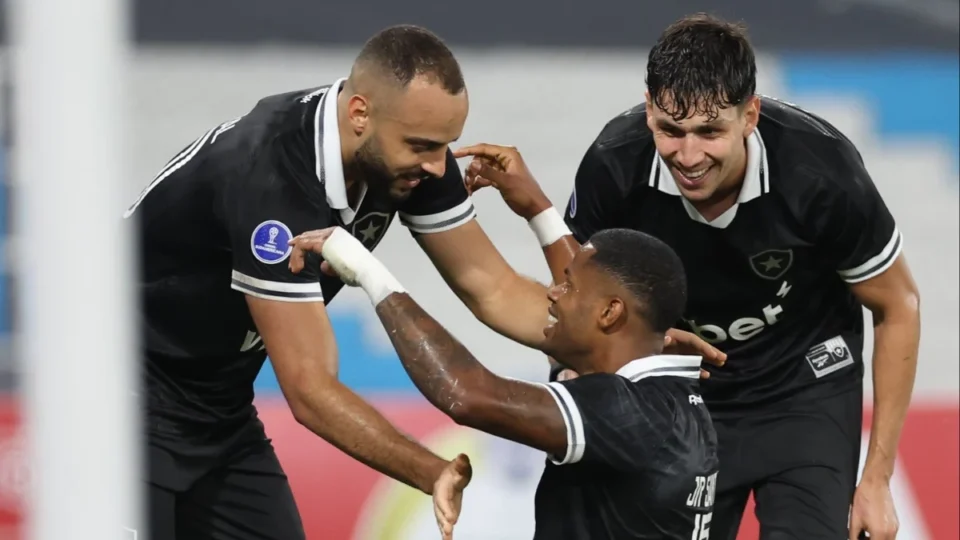 Botafogo vence o Racing na Argentina com gol nos acréscimos e assume liderança