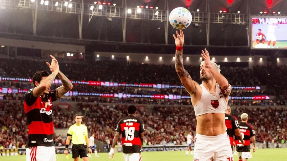 Flamengo domina o Bahia e assume liderança sob forte comoção no Maracanã