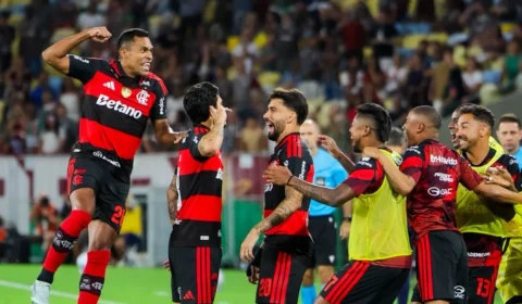 Flamengo castiga erros do Fluminense e vence clássico tenso no Maracanã