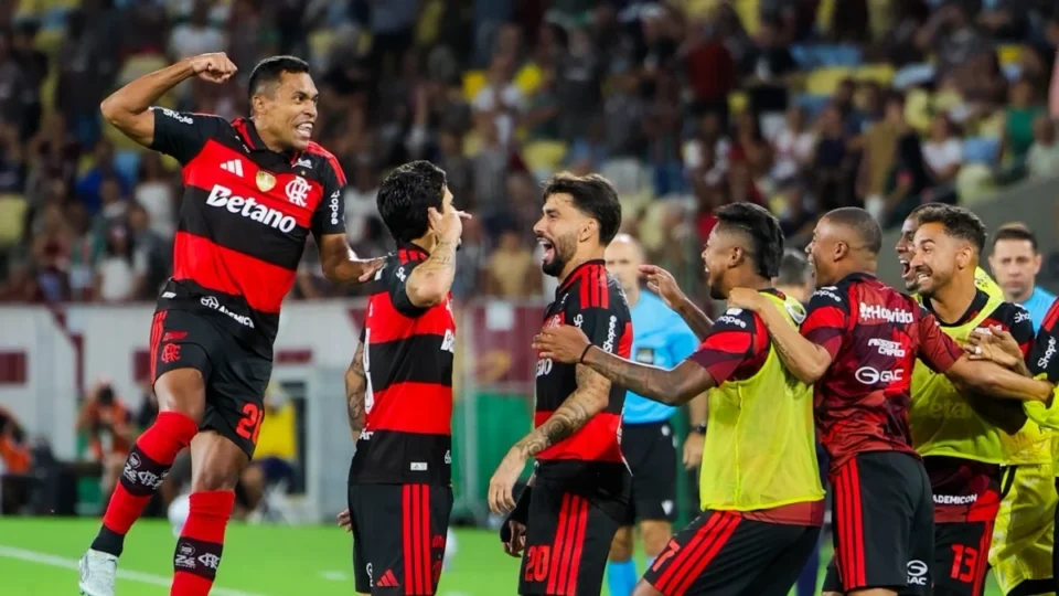 Flamengo castiga erros do Fluminense e vence clássico tenso no Maracanã