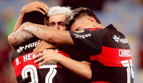 Flamengo goleia no Maracanã e dispara na liderança do grupo na Libertadores
