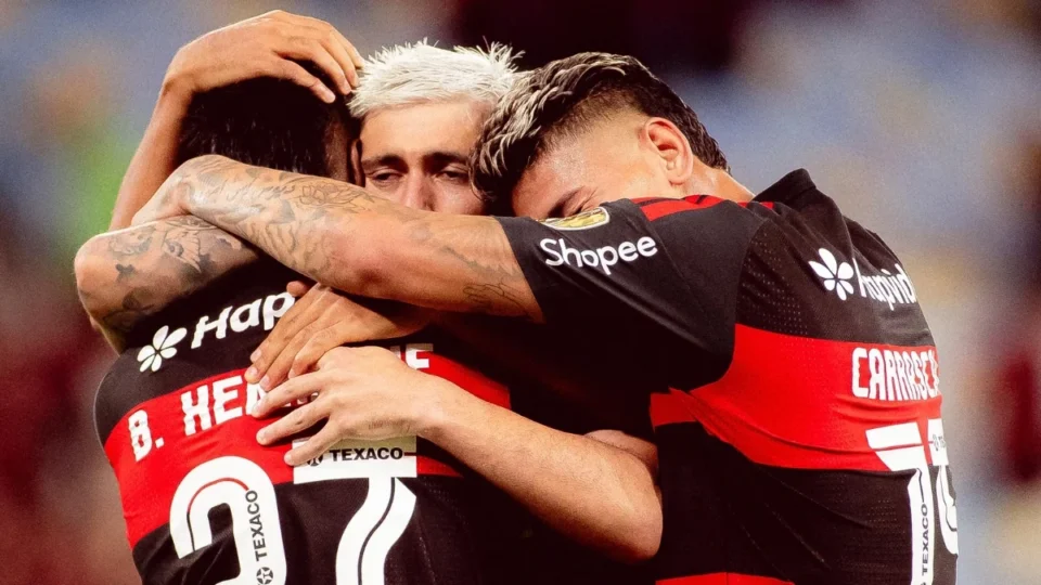 Flamengo goleia no Maracanã e dispara na liderança do grupo na Libertadores