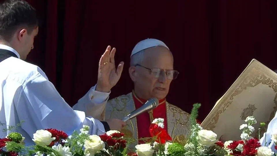 Papa Leão XIV pede paz mundial em primeira missa de Páscoa marcada por conflitos globais