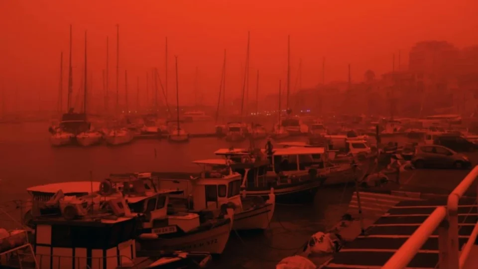 Poeira do Saara “tinge” Grécia de vermelho e impressiona moradores