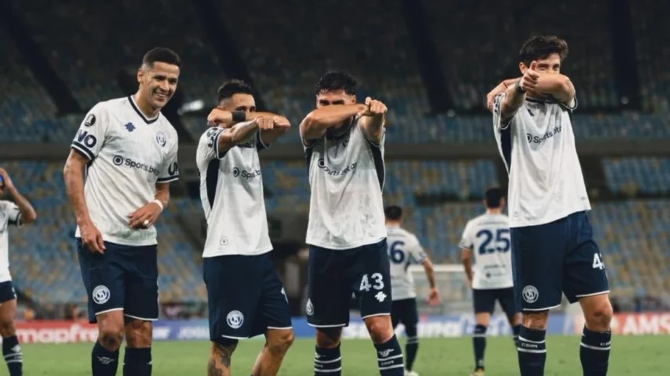 Fluminense sofre virada em casa e liga sinal de alerta na Libertadores