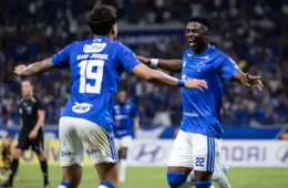 Cruzeiro vence Boca em jogo tenso e assume liderança