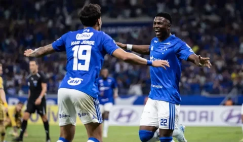 Cruzeiro vence Boca em jogo tenso e assume liderança