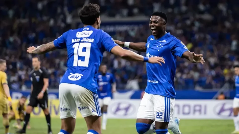 Cruzeiro vence Boca em jogo tenso e assume liderança