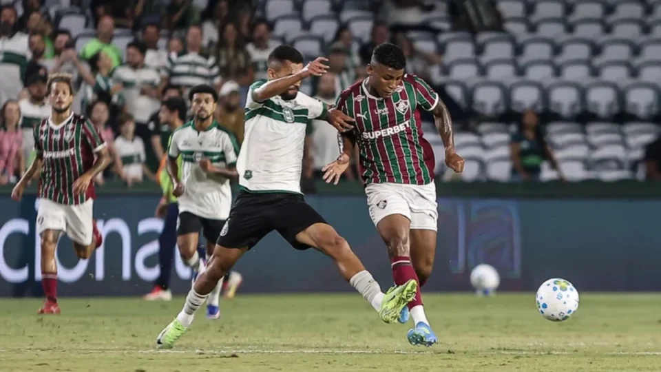 Coritiba e Fluminense empatam em duelo marcado pelo VAR e estrela de John Kennedy