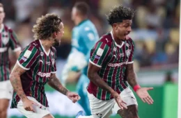 John Kennedy decide no fim e Fluminense vence a Chapecoense no Maracanã