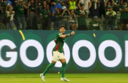 Palmeiras suporta pressão com um a menos e vence Athletico-PR em duelo tenso