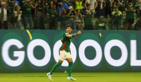 Palmeiras suporta pressão com um a menos e vence Athletico-PR em duelo tenso